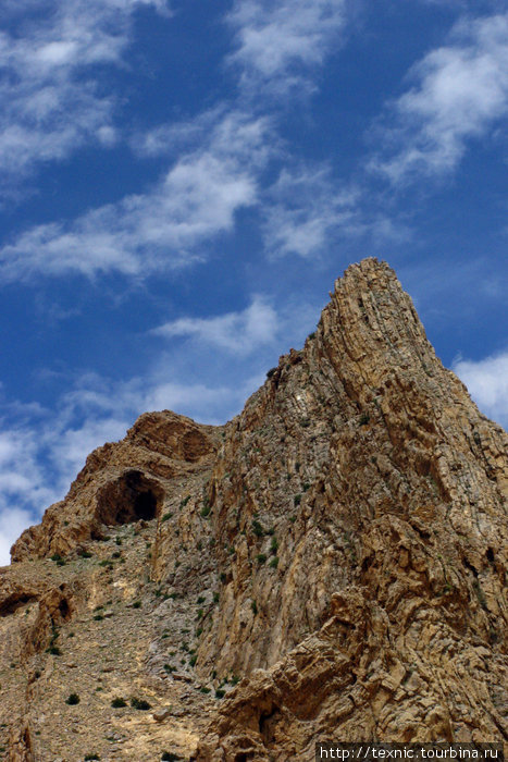 Наверху горы — пещера для медитаций Ромбук, Китай