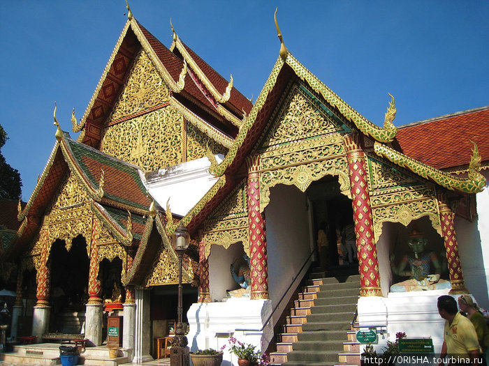 Храм на горе, устремленный к ангелам. Чиангмай, Таиланд
