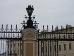 Такой оригинальный фонарь на входных воротах Певческой Капеллы.