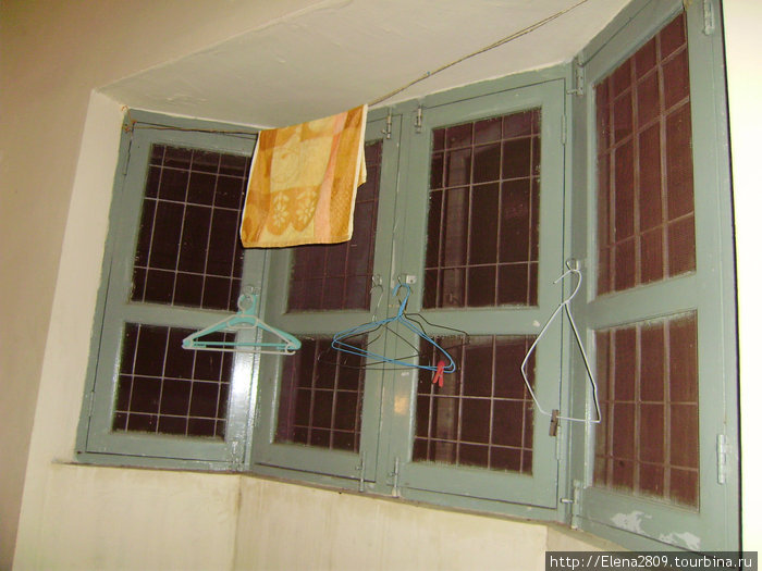 Окно в нашем номере, где иногда жила очень симпатичная ящерица (мне сразу вспомнился Карлос Кастанеда с его ящерками)) Путтапарти, Индия