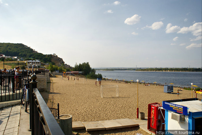 Широкий пляж, а на другой стороне виднеется город Тольятти. Жигулёвск, Россия