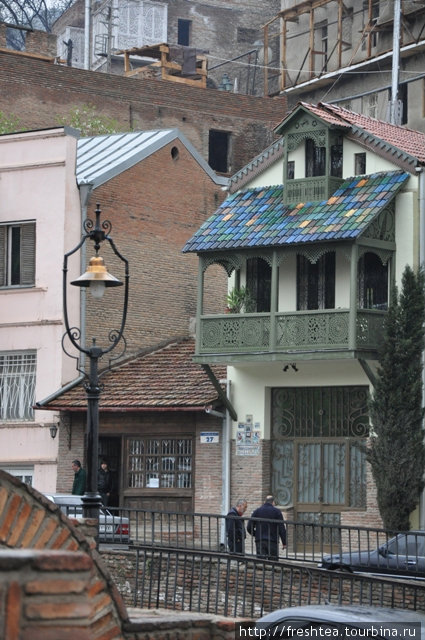 Домики вокруг бань Абанотубани — теперь достояние истории. Их отреставрировали и растиражировали в рекламных буклетах о Тбилиси. И вполне заслуженно — балконы и крыши кажутся сказочными декорациями. Грузия