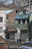 Домики вокруг бань Абанотубани — теперь достояние истории. Их отреставрировали и растиражировали в рекламных буклетах о Тбилиси. И вполне заслуженно — балконы и крыши кажутся сказочными декорациями.