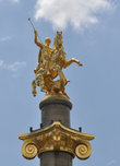 Покровителю Тбилиси — святому Георгию — выбрали место знатное: на высокой колонне в центре площади Свободы, откуда начинается проспект Руставели, главная магистраль города.