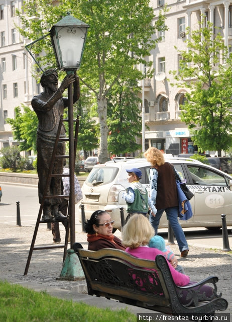 Древний город давно уже освещают неоновые лампы, но память о ремесле фонарщика сохранили благодаря этой скульптуре на спуске к мосту Бараташвили. Грузия