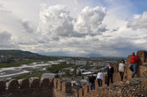 С берегов Куры в Тбилиси к берегам Арагви в Гори можно выбираться на целый день: со стен крепости — восхитительная панорама, а за рекой — Уплисцихе, уникальный пещерный город раннего Средневековья.