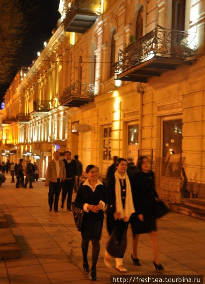 Знаменитый променад Тбилиси — проспект Руставели — по вечерам довольно оживленное место. Грузия