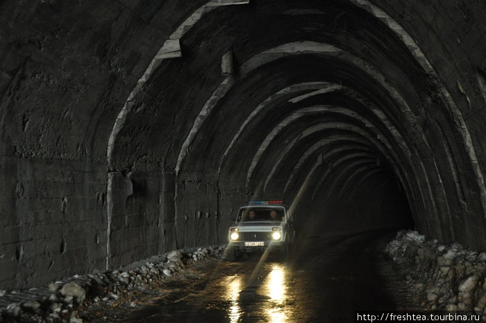 К Казбеку мы ехали по легендарной Военно-Грузинской дороге, через бетонные тоннели с сумрачными сводами. Они — спасение для тех, кому приходится преодолевать опасные участки с лавинами и осыпями. Грузия