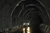 К Казбеку мы ехали по легендарной Военно-Грузинской дороге, через бетонные тоннели с сумрачными сводами. Они — спасение для тех, кому приходится преодолевать опасные участки с лавинами и осыпями.