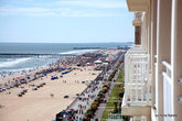 Вид с нашего балкона на финишную линию. Виден пляж, набережная и толпа участников-болельщиков.