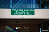 Надпись на отеле: Добро пожаловать бегуны, паста буфет в субботу с 5-9 вечера. То есть можно было наесться вермишели до упаду. Считается, что это нужно перед марафоном.