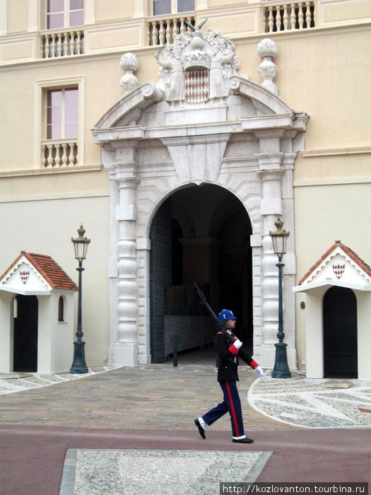 Карабинер, охраняющий дворец. Его же охраняют многочисленные полисмены, которые следят за порядком на дворцовой площади. Монако