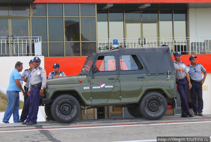 Кубинские полицаи предпочитают русские машины Куба