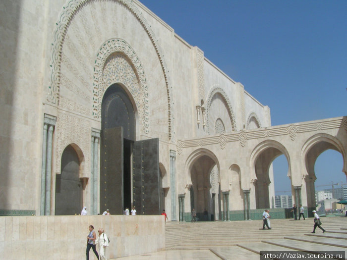 Вид сбоку на главные ворота Касабланка, Марокко
