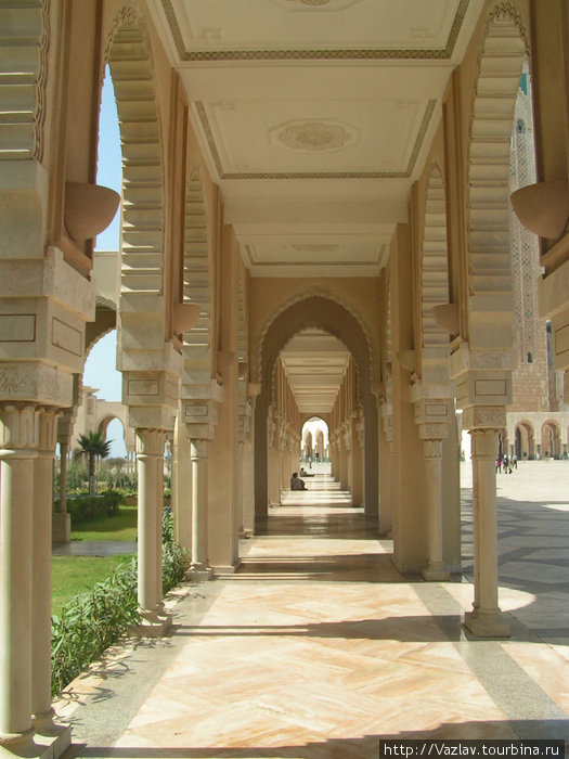 Проход по тени Касабланка, Марокко Проход по тени Касабланка, Марокко