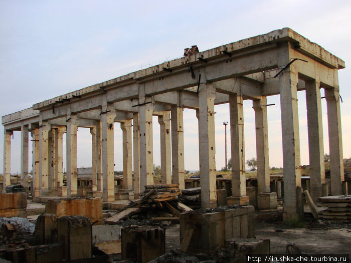 Недостроенные здания напоминую руины древних греческих городов. Щелкино, Россия