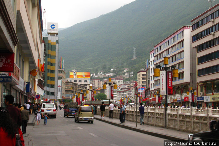 Почти весь город расположен вдоль двух-трёх улиц, две из которых идут вдоль горной реки, текущей через город Кандин, Китай