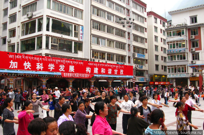 А на одной из площадей люди под конец рабочего дня выходят и просто танцуют Кандин, Китай