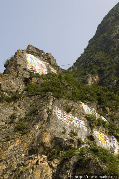 На окрестных горах в камне вырезаны мантры Кандин, Китай