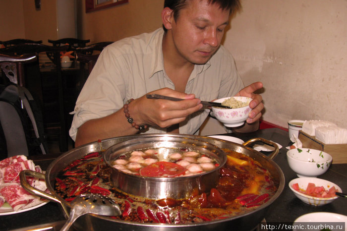 Как известно, пища в провинции Сычуань — одна из самых острых в мире. Без комментариев. Кандин, Китай