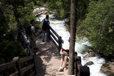 Вдоль всего ручья до выхода из природного парка для туристов проложен настил из досок