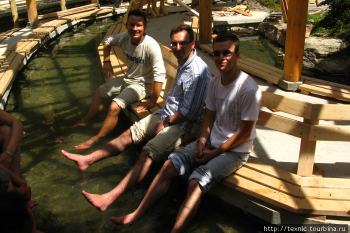 В одном месте есть горячие источники, в которых можно попарить ножки Озеро Мугекуо, Китай