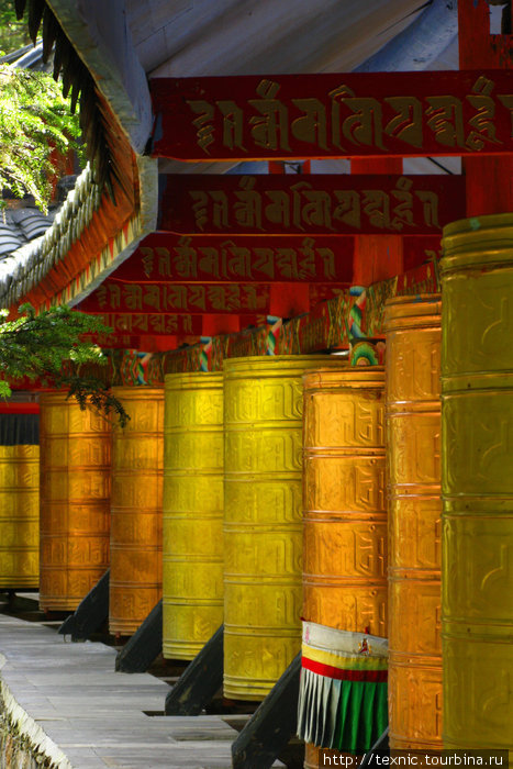 Здесь же есть и молельные барабаны для верующих Озеро Мугекуо, Китай