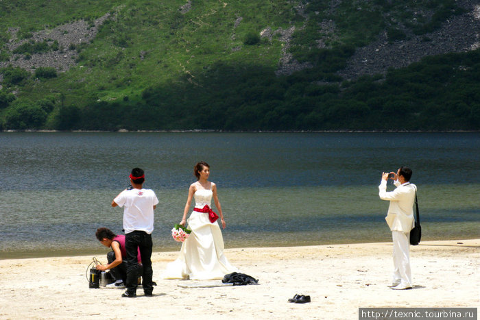 Пока профессиональный фотограф настраивает аппаратуру, невесту фотографирует и сам жених Озеро Мугекуо, Китай