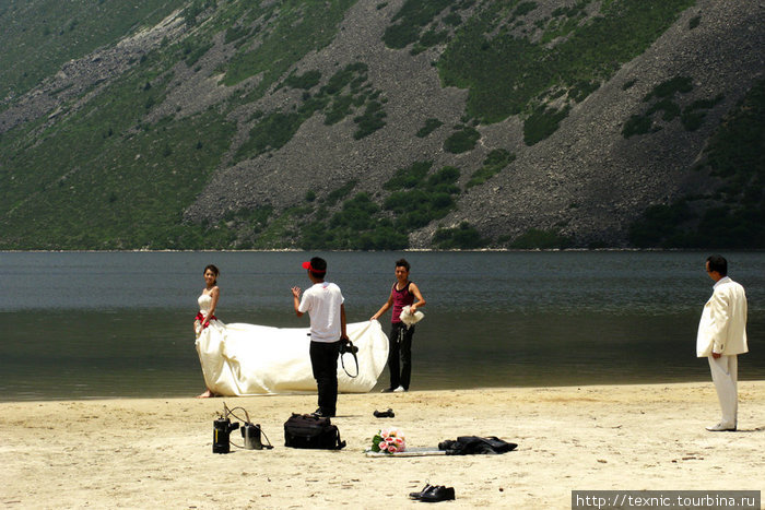 Замысел фотографа пока ещё непонятен... Озеро Мугекуо, Китай