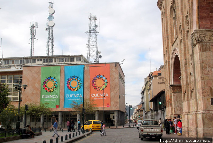 На центральной площади Куэнки Санта-Ана-де-лос-Риос-де-Куэнка, Эквадор