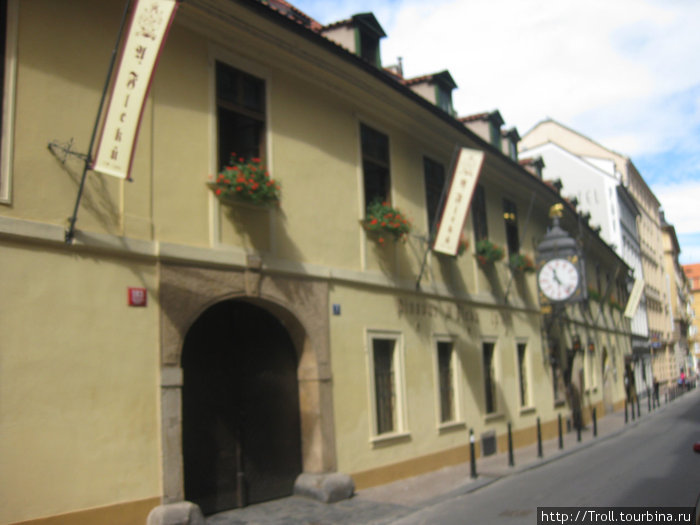 Фасад здания. Ближайший вход — южный, в пивоварню, для посетителей паба предназначен дальний, под часами Прага, Чехия
