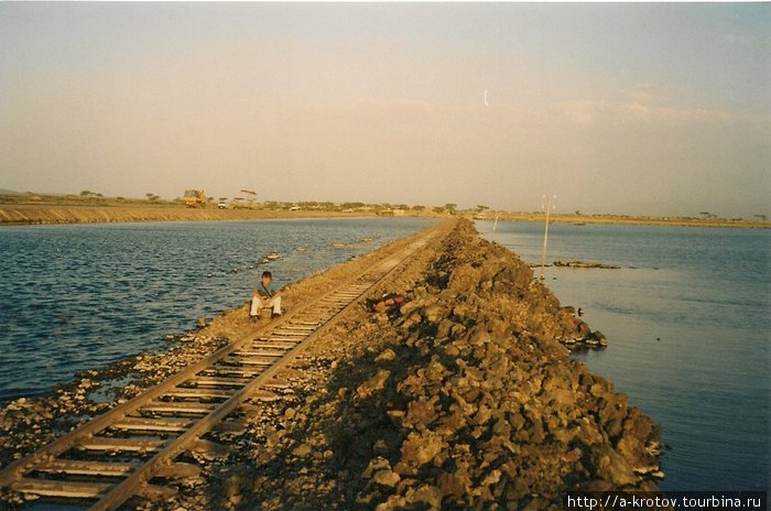 Часть железной дороги, уходящая под воду Харэр, Эфиопия