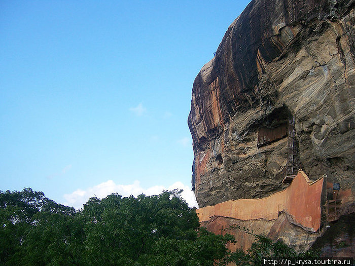 Лестница к вершине скалы ведет мимо так называемой \зеркальной стены\, отполированной древними мастерами Сигирия, Шри-Ланка