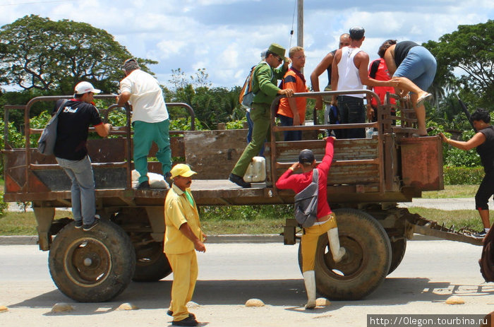 Люди лезут в кузов Куба