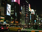 На фотографии видно, как много такси в городе ( я насчитала шеть машин такси)
   Гинза, Токио