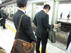 Ожидание поезда в метро: люди выстраиваються в оккуратные очереди
  Куданщита, Токио