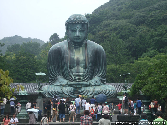 Японские и иностранные туристы у подножья Будды Камакура, Япония