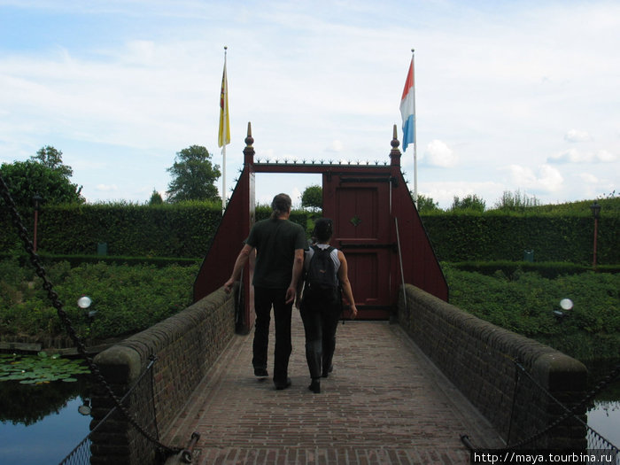 Через ров к замку Мюйден, Нидерланды