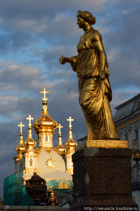 Вид с Большого каскада на придворную церковь Большого дворца. Петергоф, Россия
