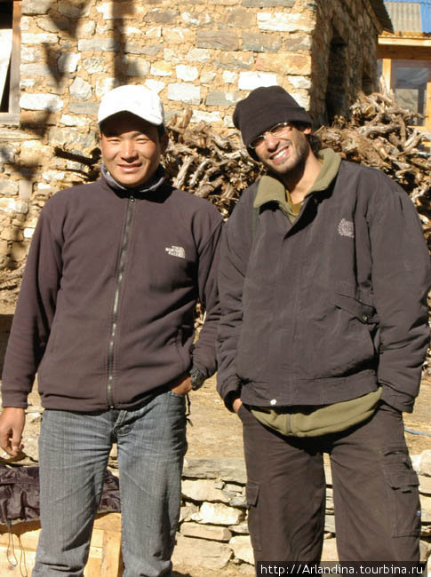 Новые знакомые израельянин Морах и его гид  шерпа Дава Аннапурна Национальный Парк, Непал