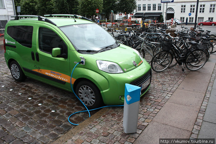 Для экологии не только велосипеды, но и электромобили. Можно подзарядить на центральных площадях. Копенгаген, Дания