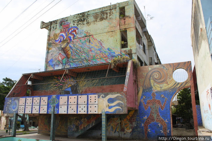 Обшарпанный дом превратился в красочный Куба