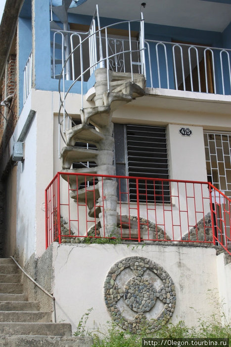 Лестница, в обход тёмного подъезда Куба