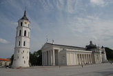 Архикафедральный собор и падающая колокольня