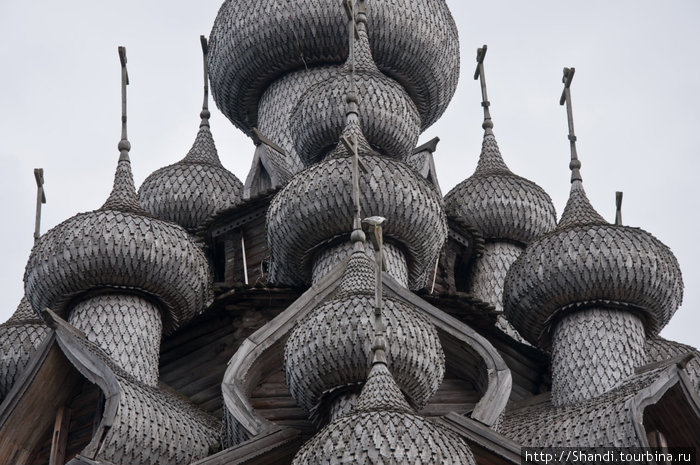 Изначально в этих церквях использовались только деревянные гвозди, для крепления тонких листков к куполам Кижи, Россия