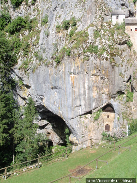 Высота отвесной скалы рядом с замком — более ста метров Побережье и Карст, Словения