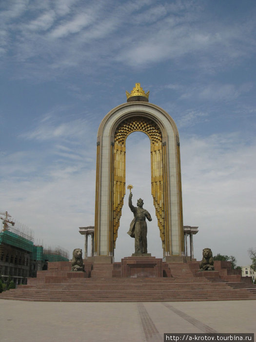 Памятник царю И.Самани в центре города Душанбе, Таджикистан