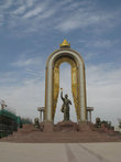 Памятник царю И.Самани в центре города