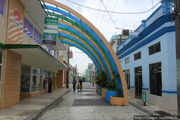 Красочная улица Байамо, Куба
