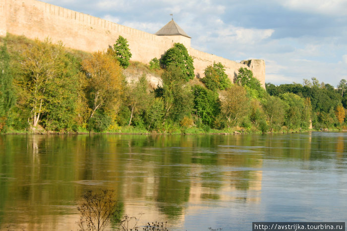 отражение русской крепости в водах реки, не принадлежащей никому Нарва, Эстония